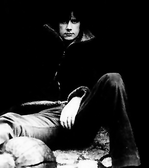 Image of john_squire_poser.gif